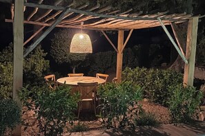 Outdoor dining - Villa with heated pool in Tarrabucceta (Figari)