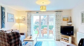 Smart TV, ping pong - Joe's Beach House -  a cottage that sleeps 5 guests  in 2 bedrooms (Filey)