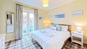 2 bedrooms, iron/ironing board, free WiFi, bed sheets - Joe's Beach House -  a cottage that sleeps 5 guests  in 2 bedrooms (Filey)