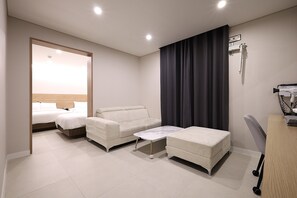 Escriptori, espai de treball apte per a portàtils i wifi gratuïta 