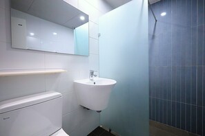 Standard-Doppelzimmer, Nichtraucher | Badezimmer | Haartrockner, Handtücher, Seife, Shampoo