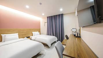 Standard Twin Room | Desk, laptop workspace, free WiFi