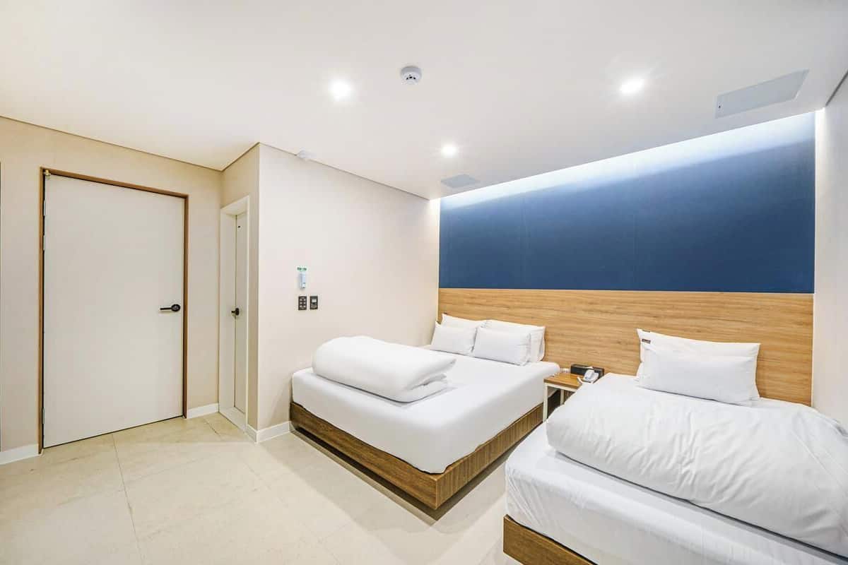 Standard-Zweibettzimmer | Schreibtisch, laptopgeeigneter Arbeitsplatz, kostenloses WLAN