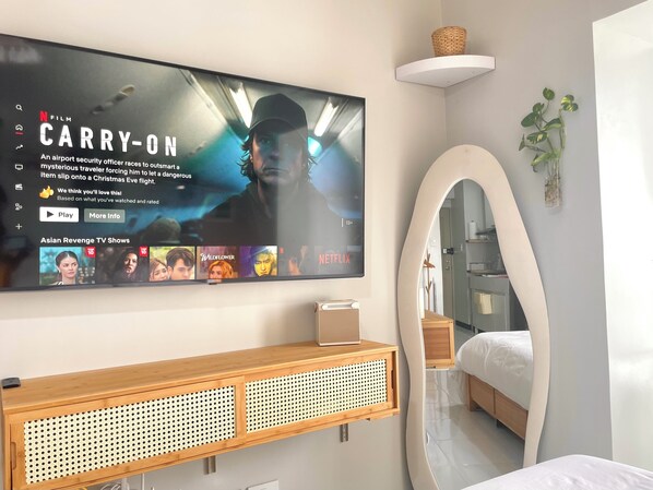 Iron/ironing board, WiFi, bed sheets - Skyline-View Condo in Quezon City’s Top Nightlife District (Quezon City)