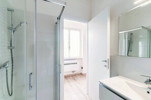 Douche, sèche-cheveux, serviettes fournies