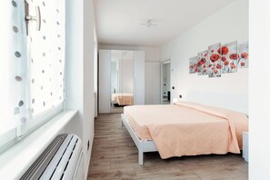 A bedroom with a large bed, a wardrobe, and a mirror. - Lake Como Retreat - Menaggio (Menaggio)