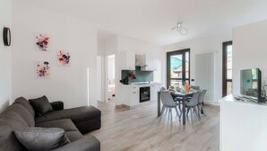 A modern apartment with a living area, dining space, and kitchen. - Lake Como Retreat - Menaggio (Menaggio)