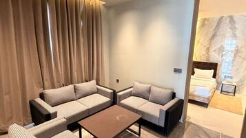 Luxury Room, City View | Living area