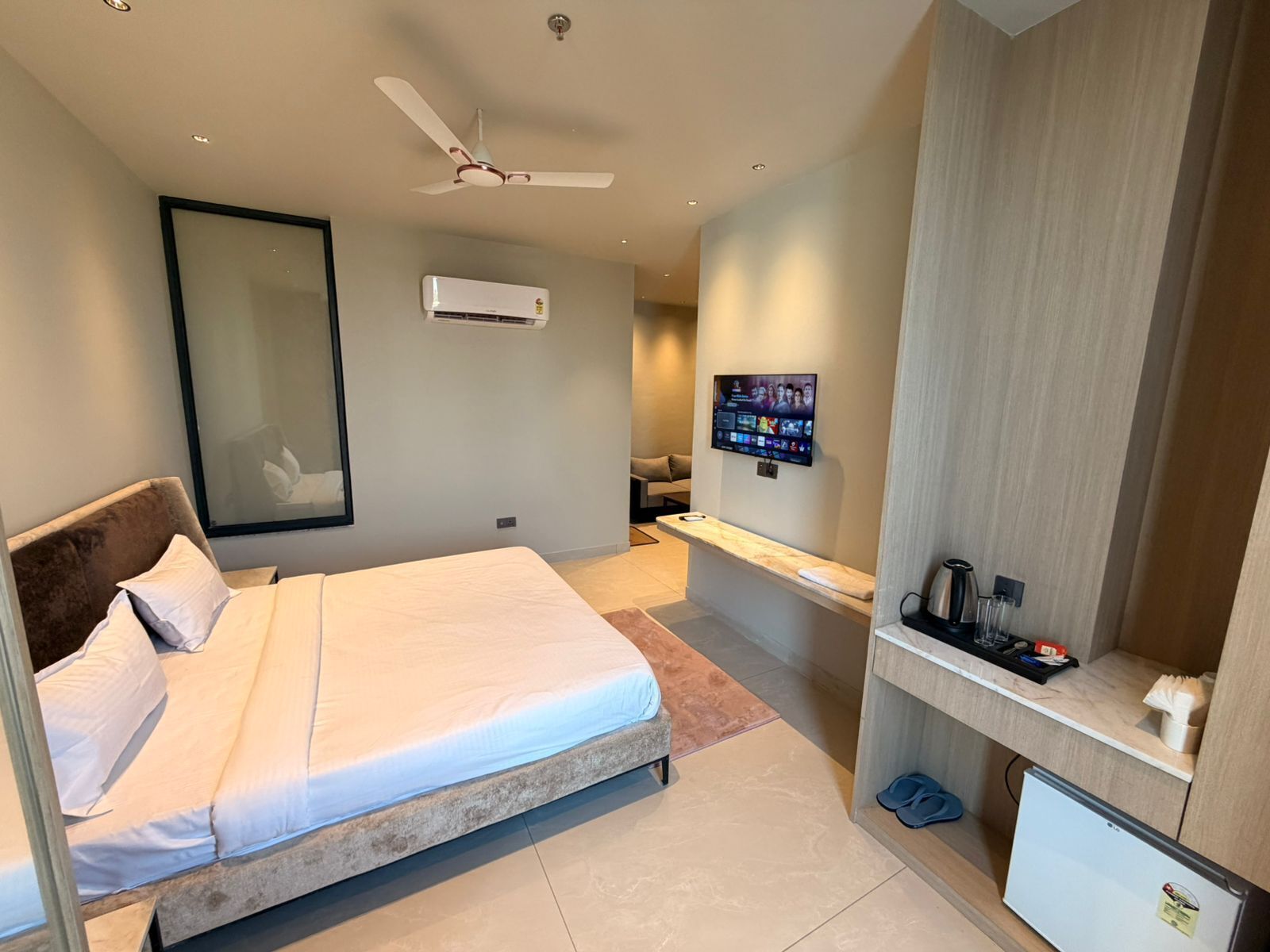 Phòng Cao cấp, quang cảnh thành phố | Két bảo mật tại phòng, bàn, khu vực làm việc phù hợp cho laptop 