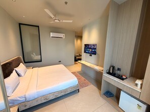 Phòng Cao cấp, quang cảnh thành phố | Két bảo mật tại phòng, bàn, khu vực làm việc phù hợp cho laptop 