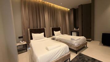 Deluxe Double Room | In-room safe, desk, laptop workspace, blackout curtains