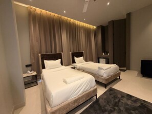 Phòng đôi Deluxe | Két bảo mật tại phòng, bàn, khu vực làm việc phù hợp cho laptop 