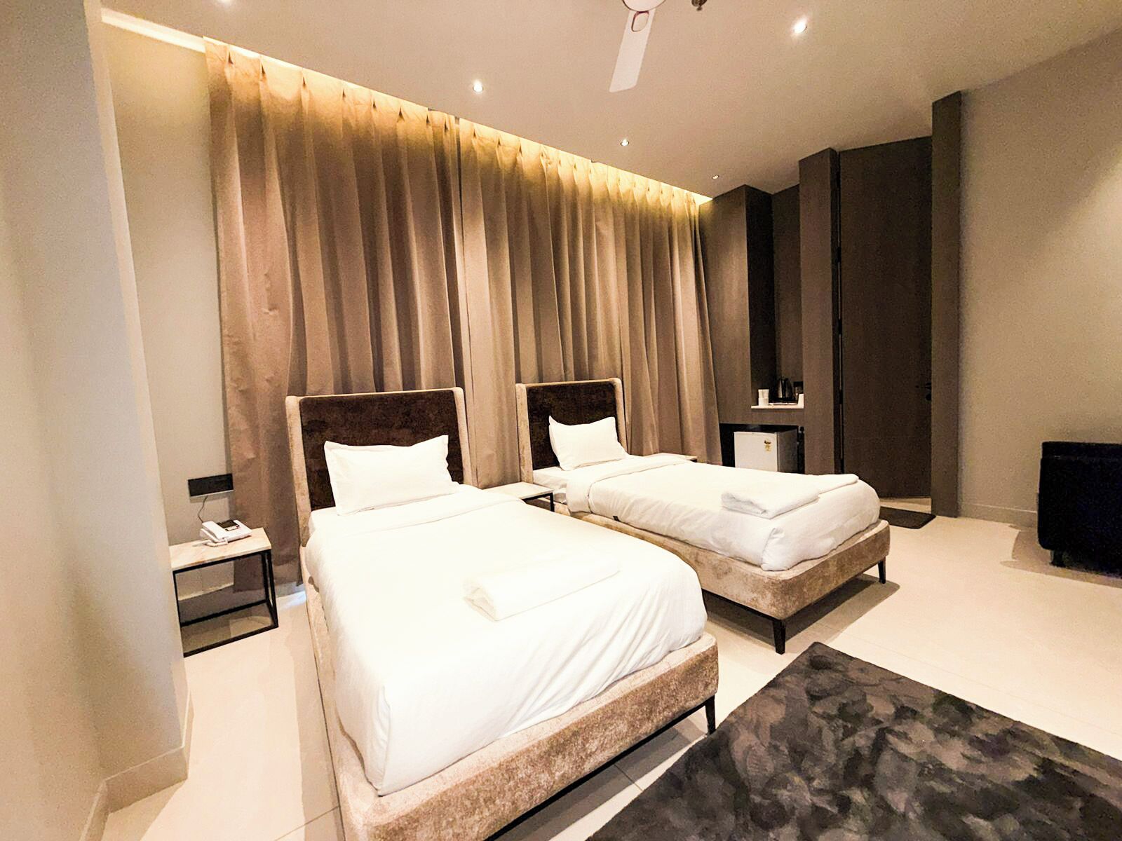 Habitación doble Deluxe | Caja de seguridad en la habitación y escritorio 