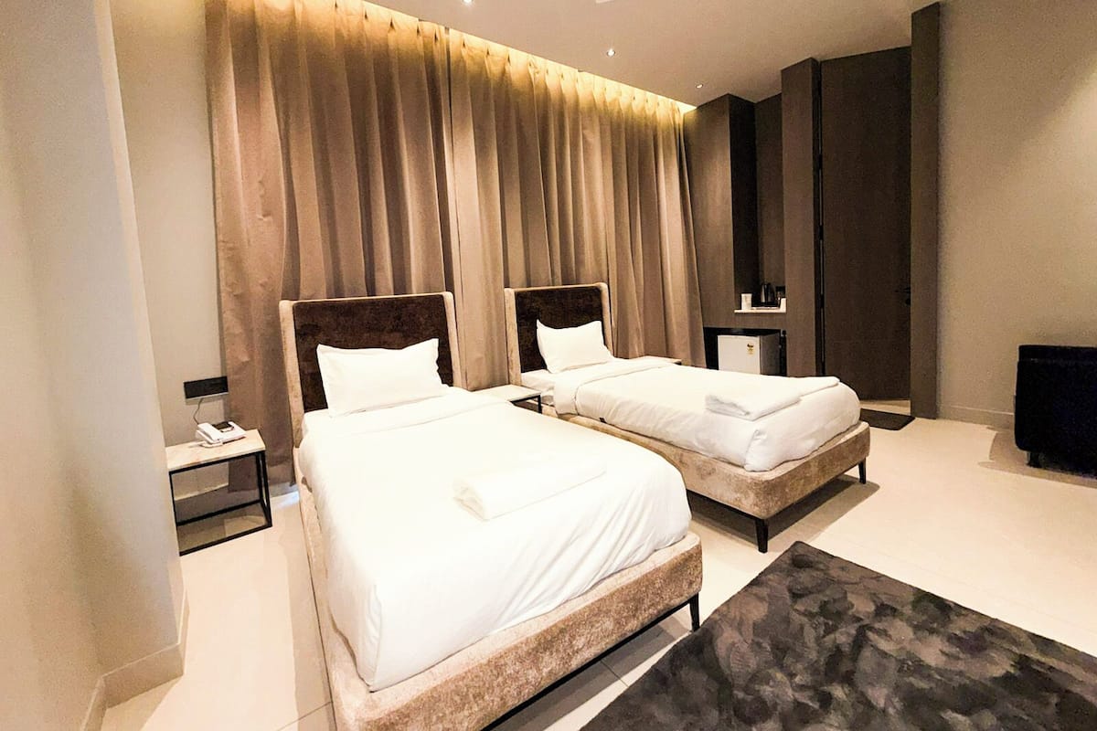 Habitación doble Deluxe | Caja de seguridad en la habitación y escritorio