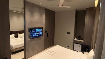 Deluxe Room | In-room safe, desk, laptop workspace, blackout curtains