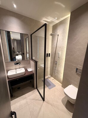 Phòng Deluxe | Phòng tắm | Buồng tắm vòi sen, máy sấy tóc, dép đi trong nhà, khăn tắm 