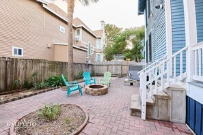 Terrace/patio - 3-bedroom house in superb Galveston with cool AC breeze (Galveston)