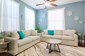 Smart TV - 3-bedroom house in superb Galveston with cool AC breeze (Galveston)