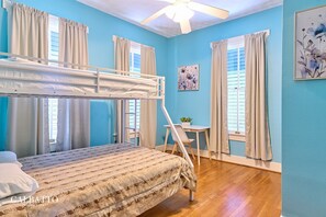 3 bedrooms, free WiFi, bed sheets - 3-bedroom house in superb Galveston with cool AC breeze (Galveston)
