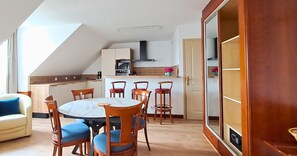 Dining - Apartment in the heart of the walled town, close to shops and restaurants. (Montreuil-sur-Mer)