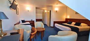 Iron/ironing board, WiFi, bed sheets - Apartment in the heart of the walled town, close to shops and restaurants. (Montreuil-sur-Mer)