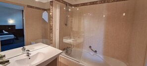 Shower, hair dryer, towels, soap - Apartment in the heart of the walled town, close to shops and restaurants. (Montreuil-sur-Mer)