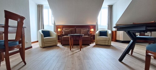 Apartment in the heart of the walled town, close to shops and restaurants.