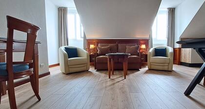 Apartment in the heart of the walled town, close to shops and restaurants.