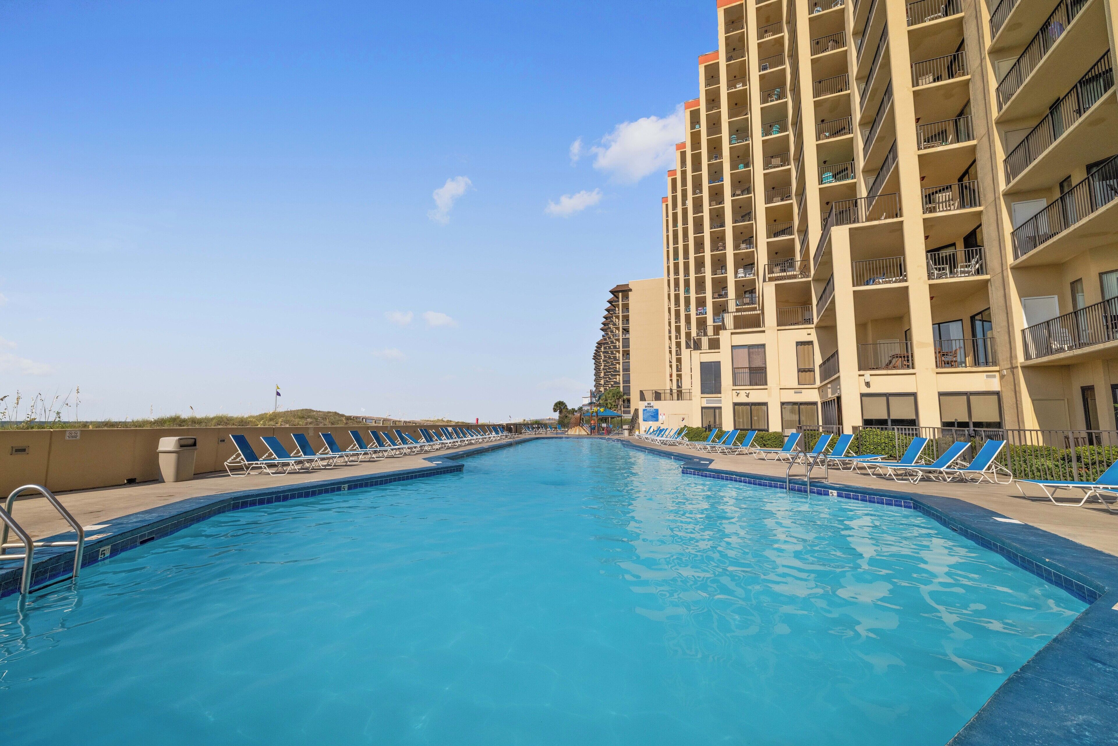 Een binnenzwembad en een verwarmd zwembad