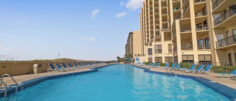 Een binnenzwembad en een verwarmd zwembad