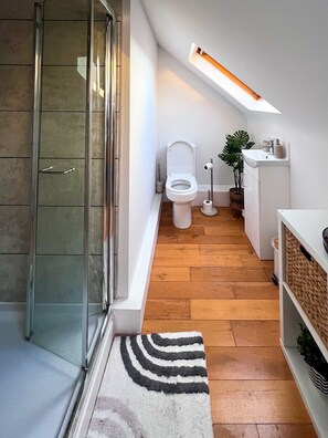 เอ็กเซกคิวทีฟสตูดิโอ, ห้องน้ำส่วนตัว, วิวเมือง | ห้องน้ำ | รองเท้าสวมภายในห้อง