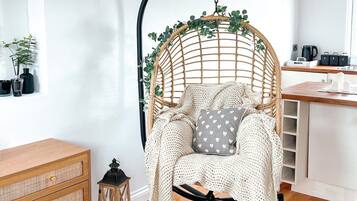 Executive Studio, Private Bathroom, City View | Lounge