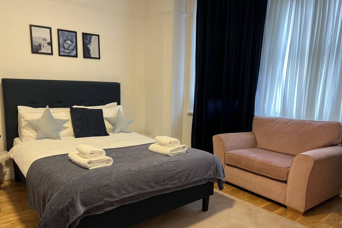 Deluxe Double Room, Ensuite | Iron/ironing board, free WiFi