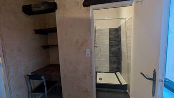 Douche, serviettes fournies