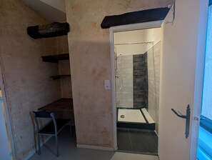 Douche, serviettes fournies