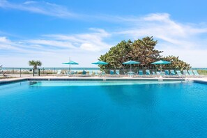 A heated pool - ☀Stunning Beachfront Condo🐬Price Drop!🌴Private Balcony (Indian Rocks Beach)
