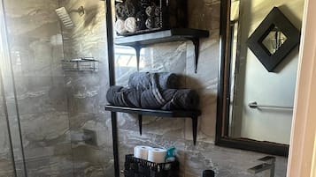 House, 2 Bedrooms, Smoking | Bathroom