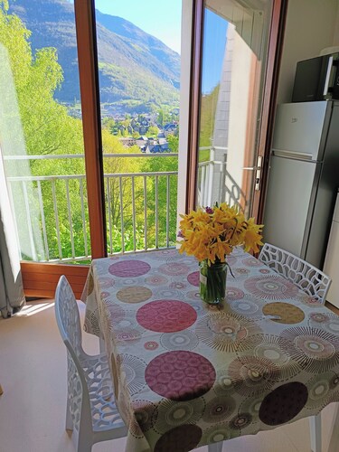 Charming T2 cabin on the Ardiden road, close to the spa.