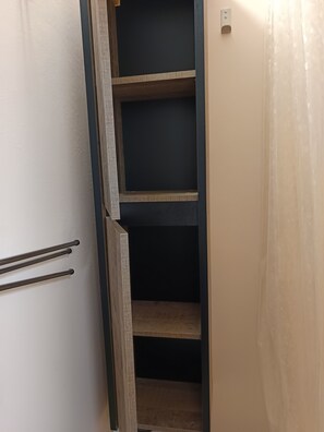 A narrow hallway with a wooden ladder leading to a dark-colored door. - Charming one-bedroom cabin on Ardiden Road, near Spa. (Luz-Saint-Sauveur)