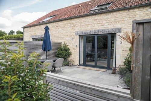 1 to 3 Linhay Cottages combined.
Sleeps 12