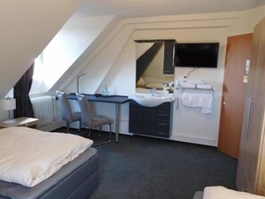 Individually decorated, individually furnished, desk, laptop workspace - Hotel Romäus (Villingen-Schwenningen)