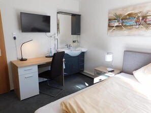Single Room, Shared Bathroom | Individually decorated, individually furnished, desk, laptop workspace - Hotel Romäus (Villingen-Schwenningen)