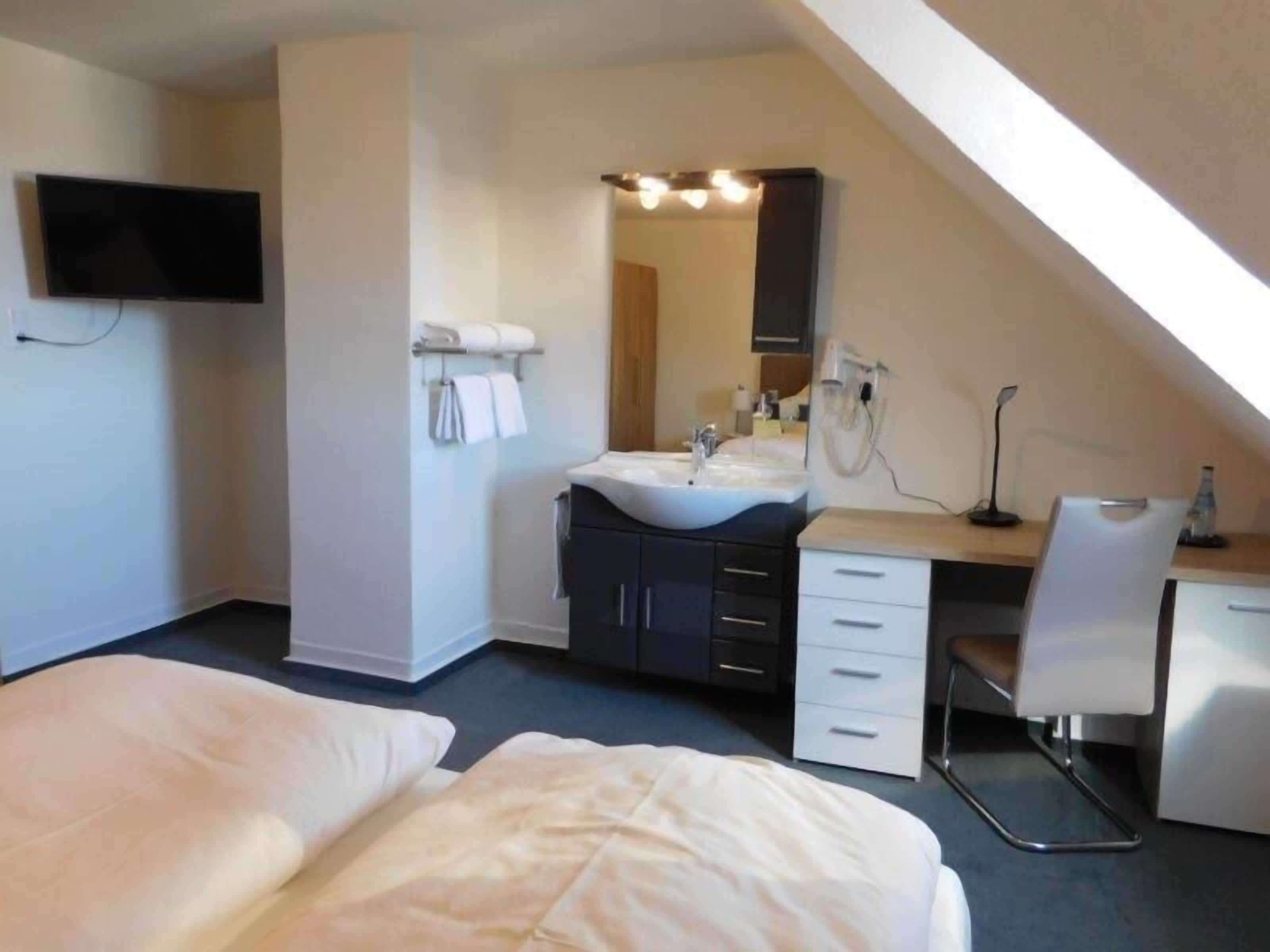 Doppelzimmer, Gemeinschaftsbad | Individuell dekoriert, individuell eingerichtet, Schreibtisch