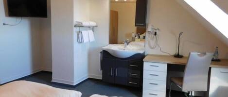 Doppelzimmer, Gemeinschaftsbad | Individuell dekoriert, individuell eingerichtet, Schreibtisch