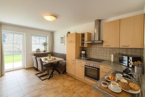 Private kitchen - Cozy apartment with 2 bedrooms, private terrace and mountain view (Flattach)