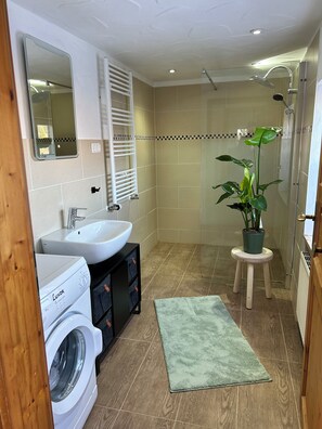 Shower, hair dryer, towels, soap - Vrbo Property (Altusried)