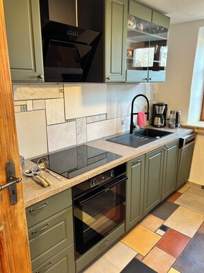 Fridge, oven, stovetop, dishwasher