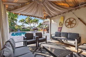 Outdoor pool, pool loungers - Harbor Haven Home for 7 (Pompano Beach)