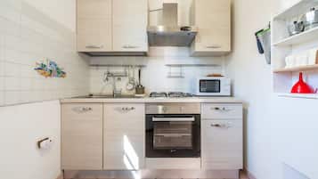 Een koelkast, een microgolfoven, een oven, een kookplaat