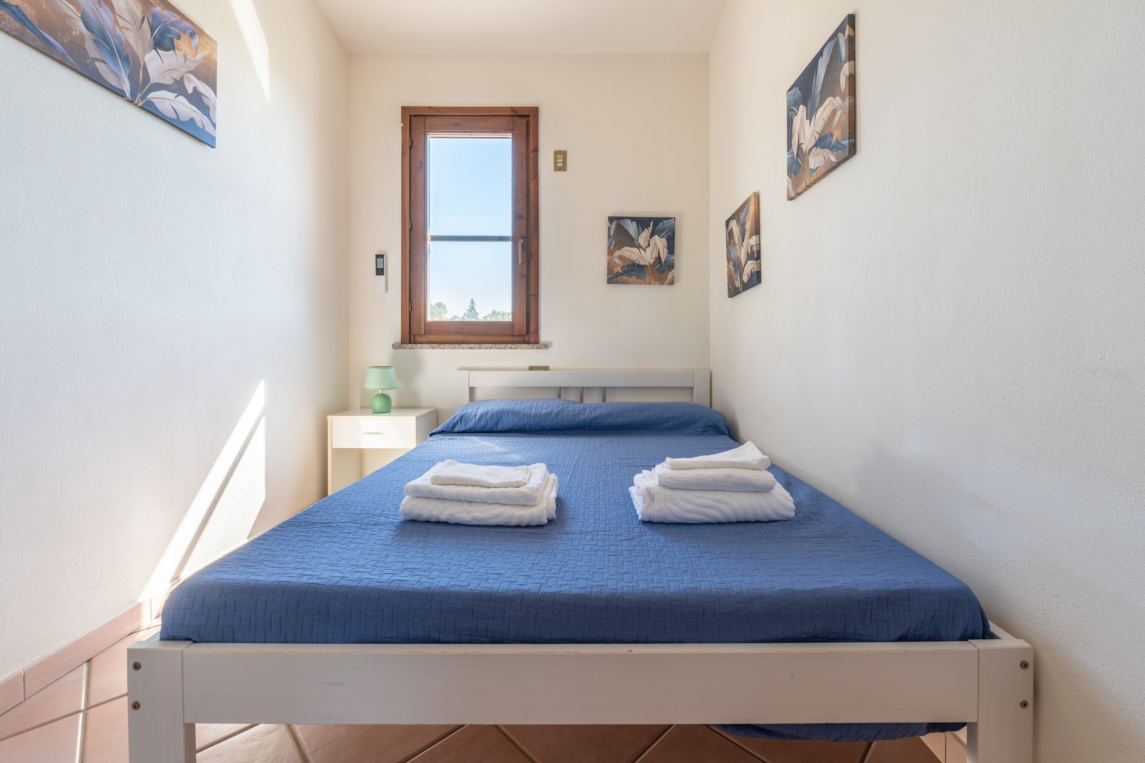 Tabla de planchar con plancha, wifi, ropa de cama